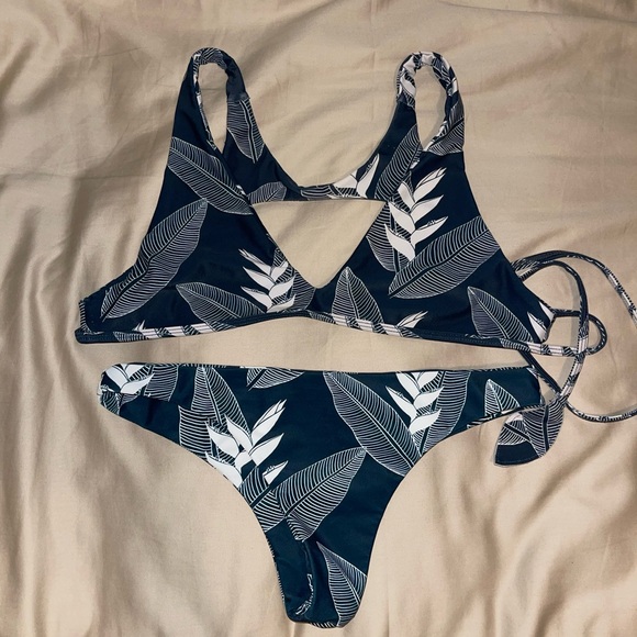 SOLD Benoa Kaiwi Set - Picture 1 of 3